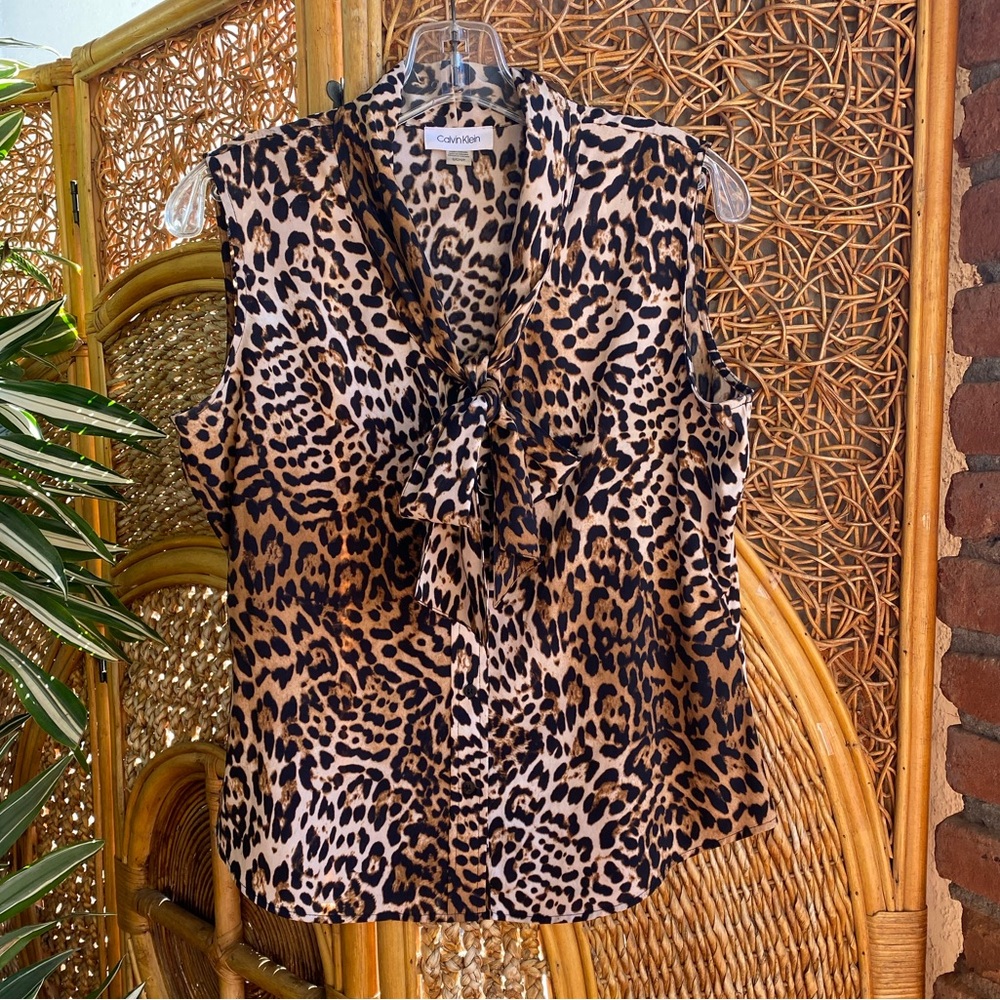 Calvin Klein Beautiful Leopard Print Blouse Tie Neck Fitted Whimsical Like New